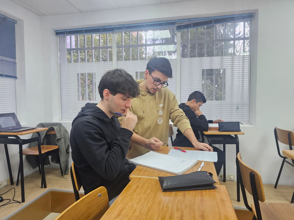 ACADEMIA NUEVO FUTURO (EVAU - MAYORES DE 25 - PCE -BACHILLERATO)