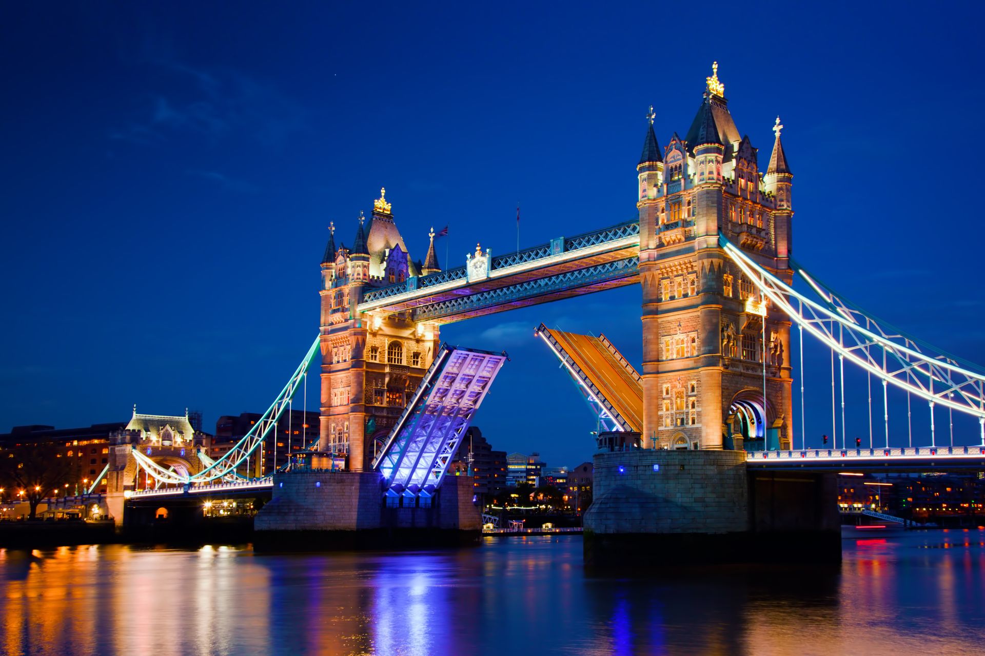 Academia Tower Bridge
